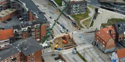 Dronefoto over Østergade og Christian 8.s Vej, hvor der er gravet et stort hul til de nye kloakrør