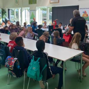 Børn undervises i lokale af medarbejder fra Silkeborg Forsyning