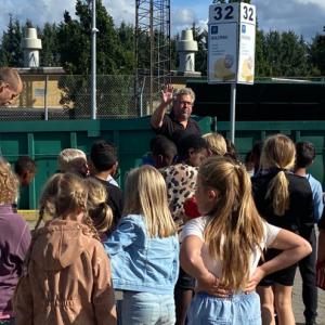 Børn vises rundt på genbrugsplads af medarbejder fra Silkeborg Forsyning.