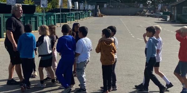 Børn vises rundt på genbrugsplads af medarbejder fra Silkeborg Forsyning.