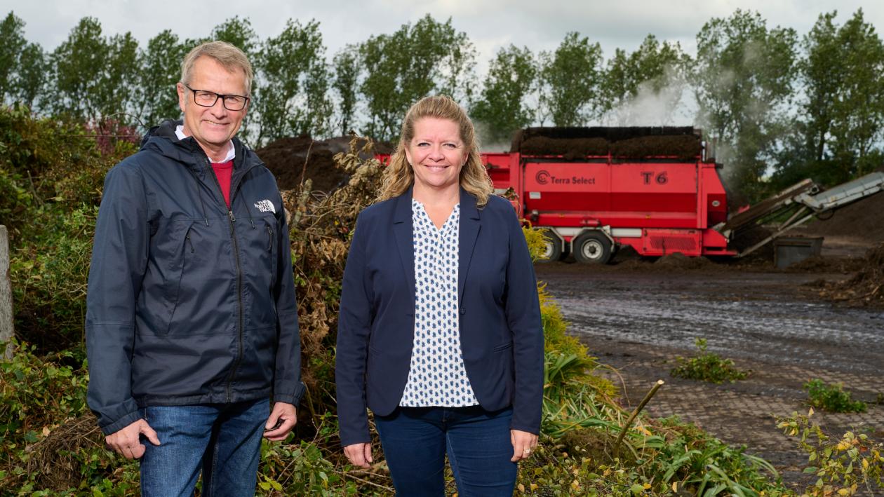 Borgmester Helle Gade og bestyrelsesformand Sørensen Kristensen på genbrugsplads foran haveaffald.
