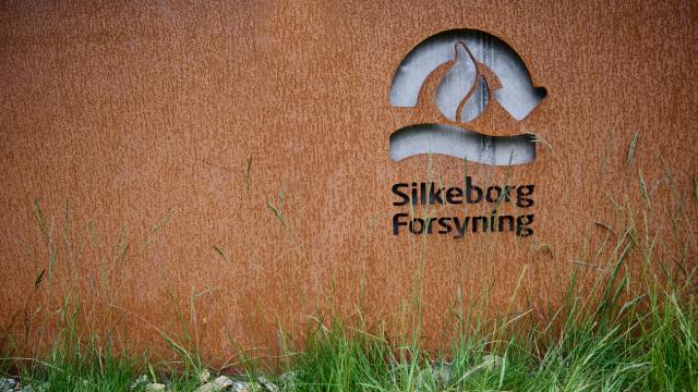 Silkeborg Forsynings logo skåret ud i rustens stål