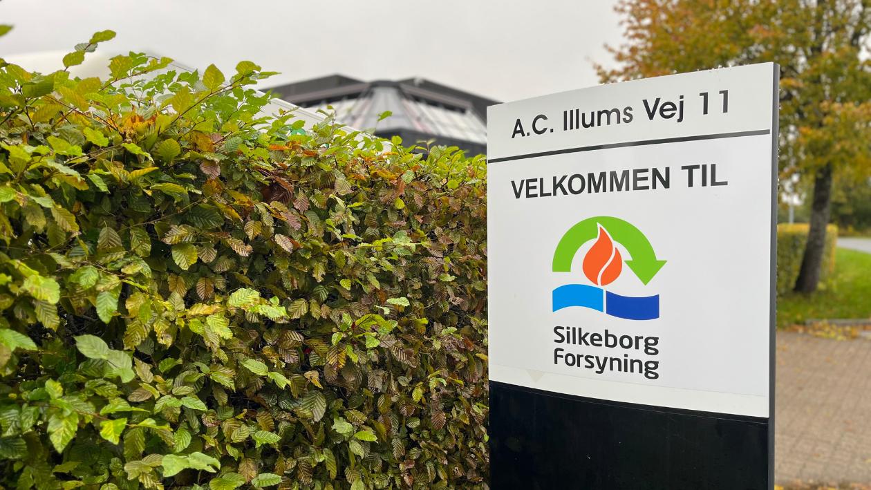 Skilt med Silkeborg Forsynings logo ved A. C. Illumsvej 11
